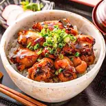 焼き鳥丼（夜カフェ的barはれのひ Yorucafetekibar harenohi）