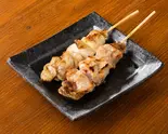 若鳥もも串(2本)（道民焼鳥 鳥永すすきの総本店）