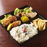 若鶏と生姜焼きのハーフ弁当(四季旬彩 料理人が魅せる神田和食店 桃源郷)
