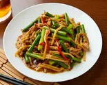 豚細切りとニンニクの芽炒め Thinly-Cut Pork ＆ Garlic Shoots Stir-Fry（心意）