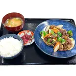 牛アゴ肉野菜炒め定食（株式会社野山製靴 心食堂）