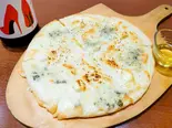 4種チーズで焼いたクアトロフォルマッジョ（鉄板料理と果実酒 くれいじーグリル 福岡天神店）