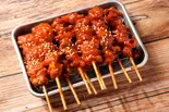 沼る！揚げ鶏皮串 ヤンニョムベースの旨辛(赤)10本（アカマル屋 川崎東口店）