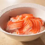 サーモン丼（鳥たたき丼専門店 鳥姫）