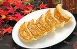 店の自慢の手作り海老入り焼き餃子(青樺)