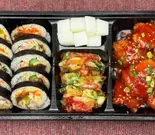 C-2 海苔巻き＆ヤンニョムチキン弁当<<김밥＆양념치킨도시락>>Gimbap ＆ Seasoned Chicken Lunch Box（Welcome Ikemen）