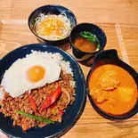 ガパオライス、マッサマンカレーWセット（aroi cafe）