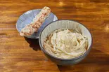 【人気No.1】Aセット /揚げ玉生醤油うどん(冷)+イカ天ぷら（讃岐うどん 麺㐂やしま）