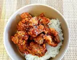 【ドリンク付き】ヤンニョムチキン丼(おかず2品付き) / Spicy Chicken Rice Bowl / 양념치킨덮밥（韓国料理＆生サムギョプサル ビビサム 池袋東口店）