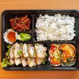 ポッサム弁当(新大久保韓国横丁 マポ豚足)
