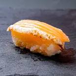 サーモン握り(1貫)（霜鮨 宮益坂下店）