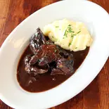 牛ほほ肉の赤ワイン煮込み、手打ちタリアテッレ添え Beef cheek braised in red wine, with  tagliatelle（トラットリア・ピッツェリア・アミーチ）