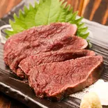 馬刺しの藁焼き（藁焼き 居酒茶屋 鑪）