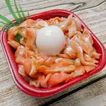 サーモンハラスユッケ丼（大漁丼家 新宿西落合店）
