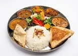 デラックスプレート(カレー五種類、フィッシュロティ、バスマティライス、サラダ、パパダン)（MEALS＆ROTTI by PAHANA）