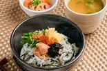 釜揚げしらす丼(お味噌汁付き)（「おむすび おにぎり」シイナノゴハン (肉巻きおむすび 豚汁 生姜焼き ハンバーグ)）
