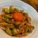 蒸し鶏とアボカドのピリ辛ユッケ（焼鳥・おでん KUSIO 寺田町店）