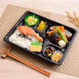 煮物・紅鮭弁当(白米) ※つや姫（山形県飯豊町アンテナショップ IIDE）