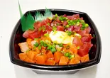 【人気No.3】まぐろとサーモンのハーフ＆ハーフゆっけ丼Tuna and Salmon  Yukke Don（海鮮丼’z 駒込店）
