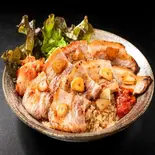 ガーリックサムギョプサル丼【お肉2倍】 Samgyeopsal Rice Bowl with Garlic (Double Portion of Meat)（韓流ご褒美飯♪バターガーリックライスの【サムギョプサル丼】 日吉店）