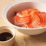 サーモン丼～焦がしニンニクだれの海賊風～（鳥たたき丼専門店 鳥姫）