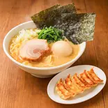 TUKASA黒丸と餃子セット（横濱とんこつ TUKASA 関内店）