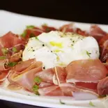 イタリア産ブラータチーズとスペイン産ハモンセラーノ（SALON AKARI）