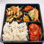 【2】エビのチリソースと鶏肉五目野菜炒め弁当（聚福源(ジュフーユァン)）