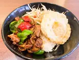 豚肉と唐辛子の炒め乗せご飯(小炒肉盖码饭)（李湘潭湘菜館）