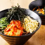 ワシワシガシガシ食べる！ ラー油つけ蕎麦+キムチ（太くて硬い蕎麦を、ワシガシ食べる！新感覚！ラー油つけ蕎麦 土佐堀佐々木）