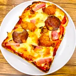 3種のミート・ピザトースト（軽食とデザート。Cafe Karanos[カラノス]）