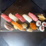 特(本鮪赤身、中トロ、大トロ、いくら入り)（寿司割烹 空海）