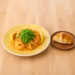 ぷりぷり海老とレモンの冷製エビクリームソース<名物バジルロール付き>（鎌倉パスタ 兵庫県神戸さんちか店）