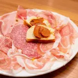 ハム、サラミの盛り合わせ（TAVERNA API タヴェルナ アーピ）