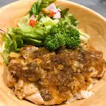 国産地鶏のチキンステーキ丼(イル・デ・パン)