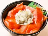 漬けサーモン炙り縁側丼 (63)（魚丼 下赤塚店）