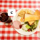 Cセット(アイスコーヒー、トースト、ハムエッグ、サラダ、フルーツ)（SAD CAFE）