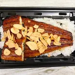 フライドガーリックたっぷりのせうな丼(上)（麻布十番うなぎ吉田家）