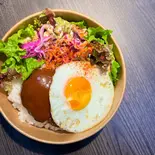 【リピーター続出!】ハワイアンロコモコ(NY MARKET CHICKEN OVERRICE Yokohama Yamate)