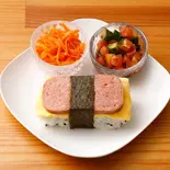スパムおむすびセット(ミニサラダ2個付き)（カフェポーポキCafe PoPoKi）