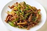 牛肉の細切りとニンニク芽炒め(中華料理 嘉楽飯店 荻窪店)
