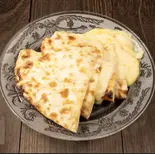 チーズナン（インドレストラン Bhatti）