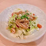 カリカリ豚肉のガーリックサラダ(中華ダイニング グルペット)