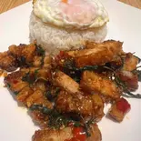 バジル風味のカリカリポークกระเพราหมูกรอบ（パッタイ）