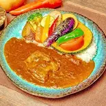【スパイシーカレー】あべ鶏の煮込みチキンと素揚げ野菜のカレー(エイト カリィ)