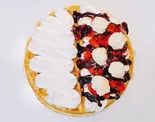 ストロベリー＆レアチーズ＆チョコレートソース ＆ミルククリーム（鶏白湯ラーメン 鳥やま）
