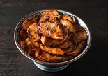 希少部位！赤身とろ豚丼/ つぼ漬け、自家製辛子にんにく付（炭火たれ焼肉丼 萬牛カルビ 元住吉店）