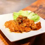 若鶏のソテー~トマトかホワイトのソース~（鉄板焼きバル ぼんのてい）