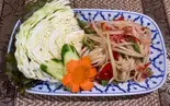 ส้มตำไทย (青パパイヤのタイ風サラダ/ソムタム・タイ)（シャムチャントラー）