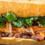 焼き豚肉バインミー( bánh mì thịt nướng)（SHINSEKAIYAKINIKU）